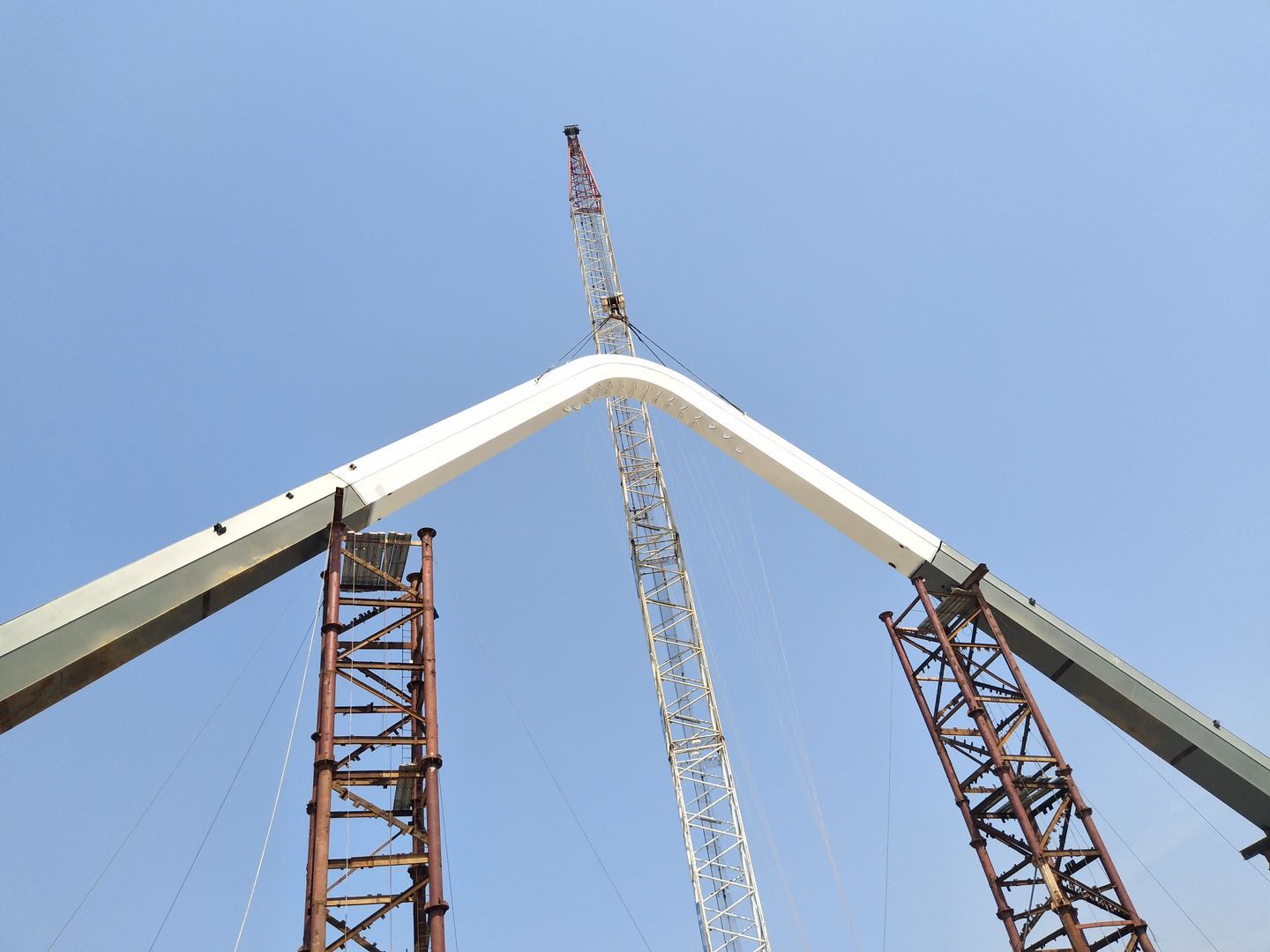 紫荊路跨龍王港河橋順利完成主拱合龍！