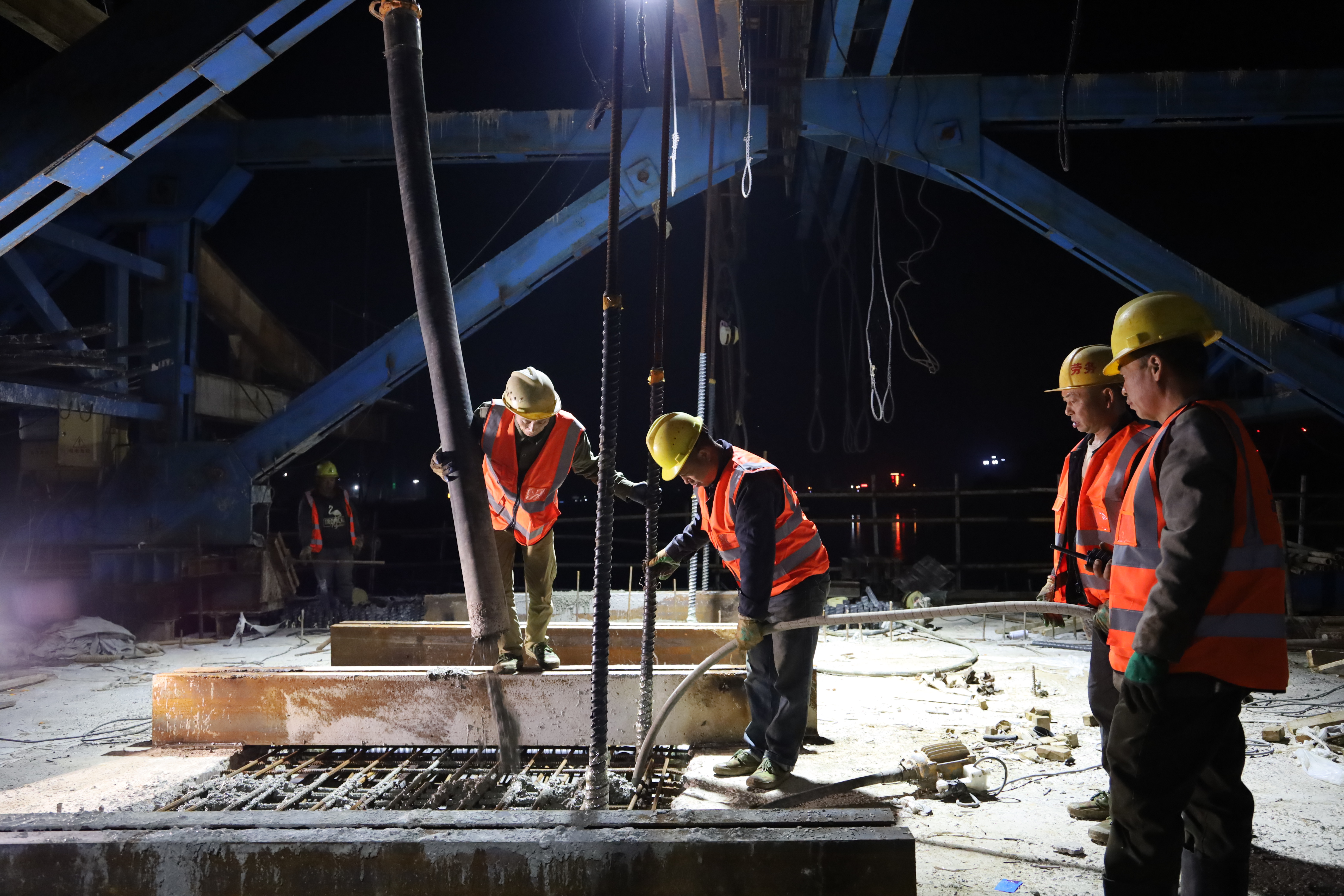 紅壁巖大橋中跨合龍段施工順利完成！